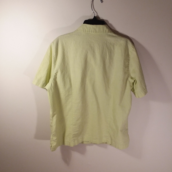 U436. Lt. Green, medium, button down blouse. - Picture 2 of 8